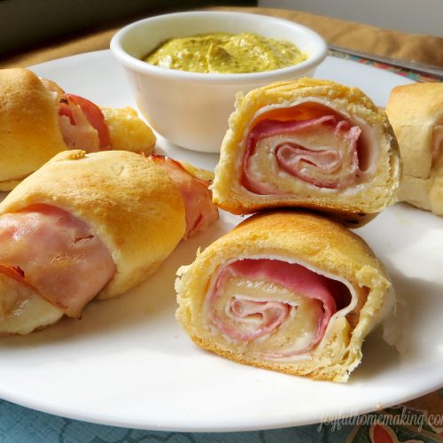 https://joyfulhomemaking.com/wp-content/uploads/chicken-cordon-bleu-crescent-rollups6-500x500.jpg